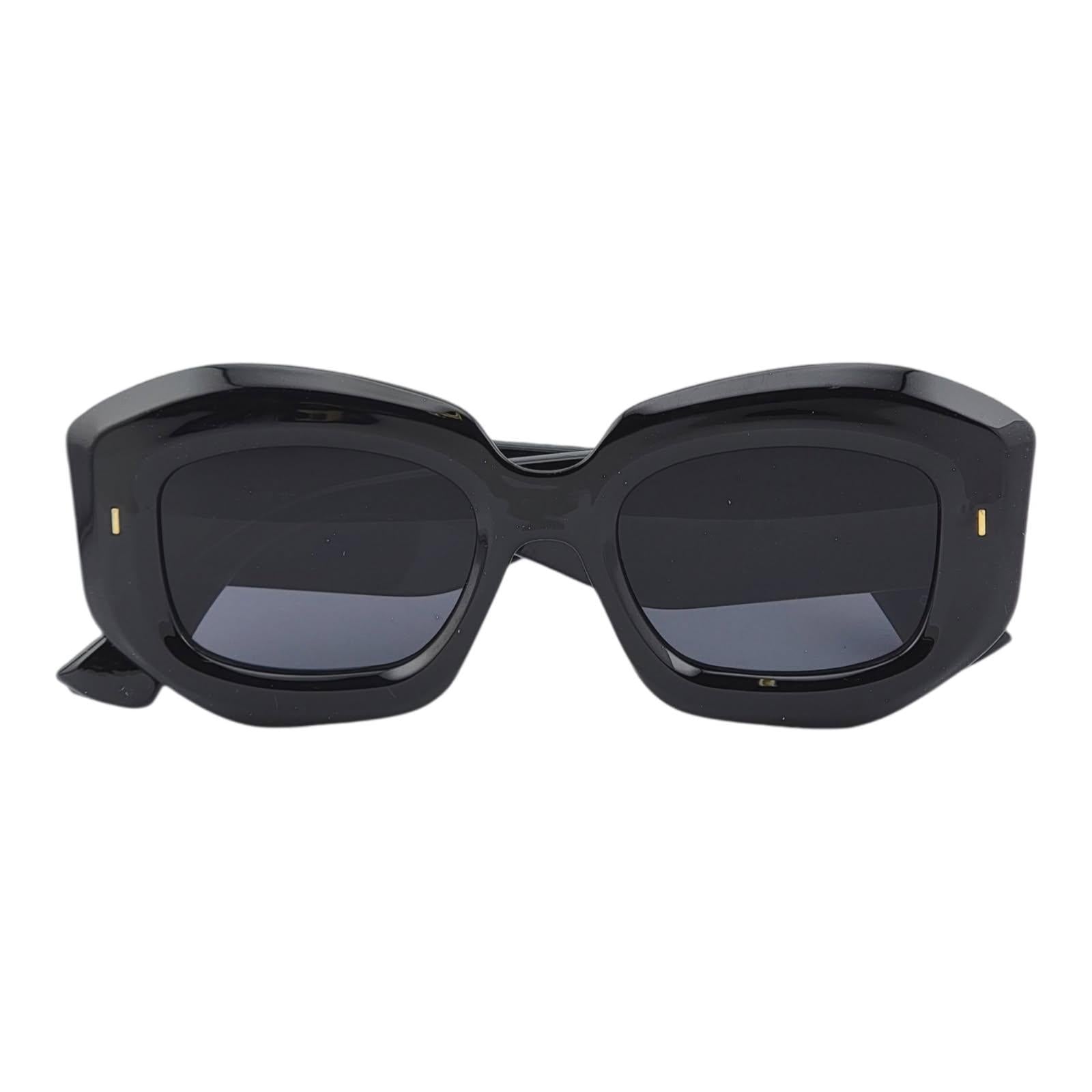 VINTAGE THICK FRAMED RETRO SUNNIES