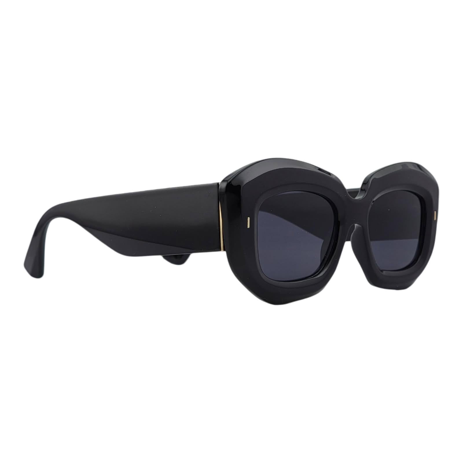 VINTAGE THICK FRAMED RETRO SUNNIES